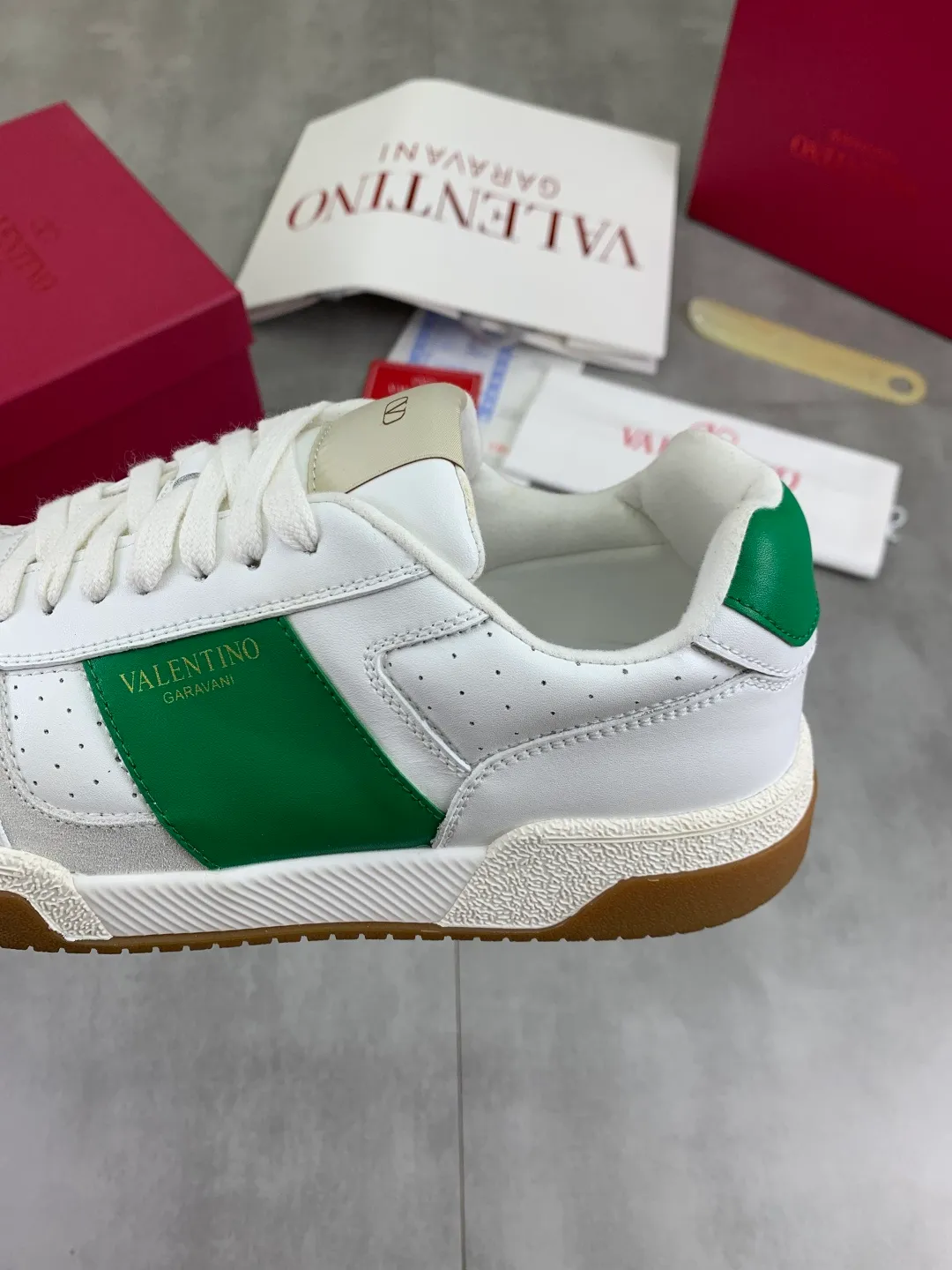 Men's men's shoes 💰P660 new top version of Valentino couple's bread shoes! Valentino Joie de Jouer series Velcro thick sole bread shoes couple style casual sports shoes white shoes original purchase development and production Joie de Jouer series simple style without losing style. The pure white base is paired with fresh green and soft beige, and the unique Velcro design highlights your personality. Every detail tells fashion and quality, wear it, take a confident step, and start the trend journey ✔️Fabric: Original customized imported first-layer cowhide ✔️Inner lining: Original customized soft sheepskin lining ✔️Outsole: Original molded non-slip TPU material ✔️Sole thickness: 3.5CM ✔️Size: Women's 35-41 Men's 38-46 (38. Male, 41 female, 46 non-refundable